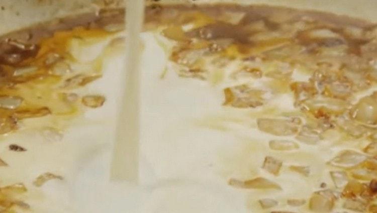 Introduce the future cream sauce, mix.