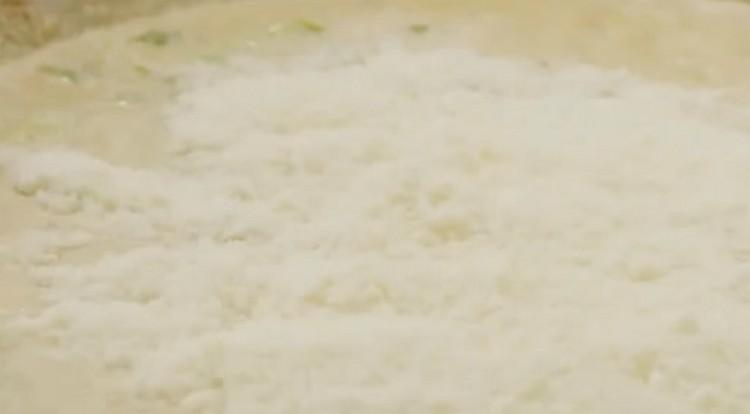 Wait until the sauce is cooked, add grated Parmesan cheese.