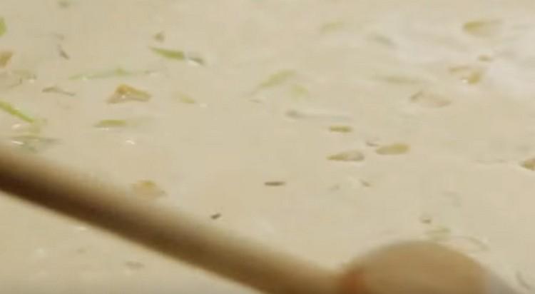 Mix the sauce. we bring it to homogeneity.