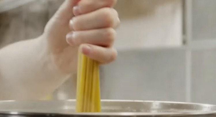 Add salt to the boiling water and spread the spaghetti.