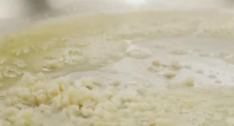 Fry chopped garlic in oil so that it gives its flavor.