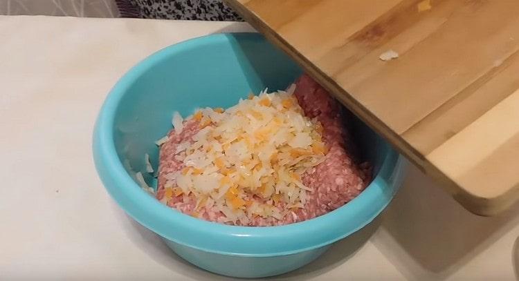We shift the cabbage to the minced meat.