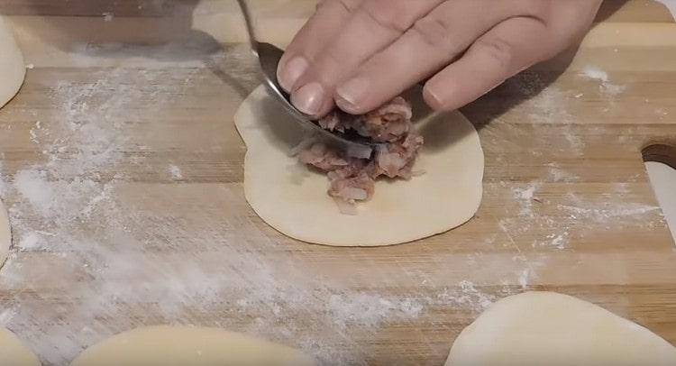 We spread the filling on the center of the obtained tortilla.