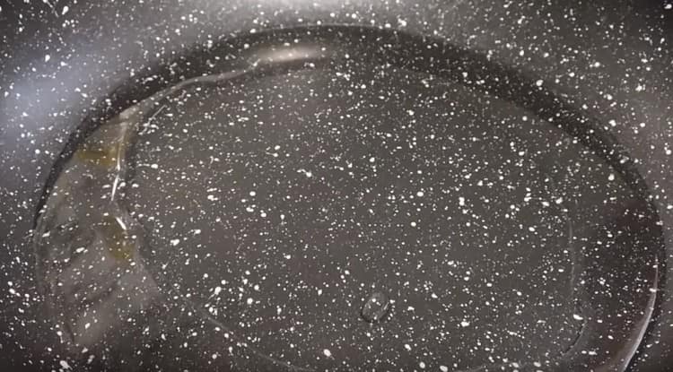 We heat the pan, pour the vegetable oil.