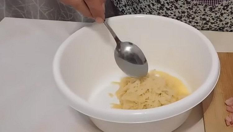 Grate fresh potato on a grater.
