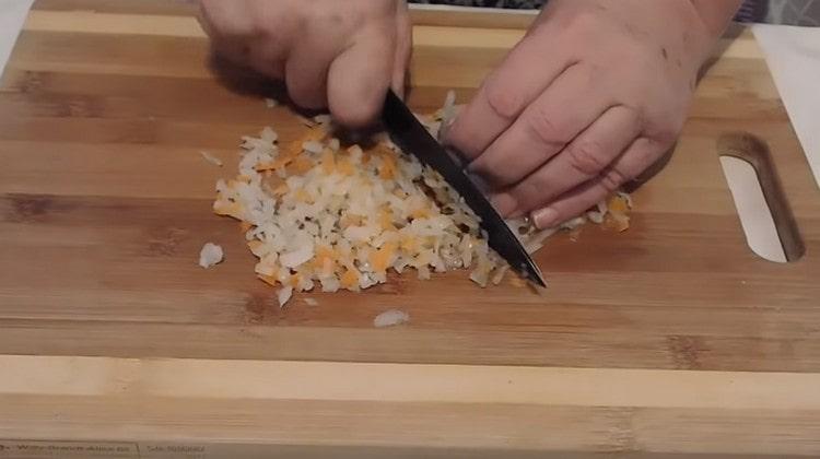 Finely chop the washed sauerkraut.