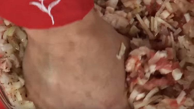 Add a little water and mix the stuffing thoroughly.