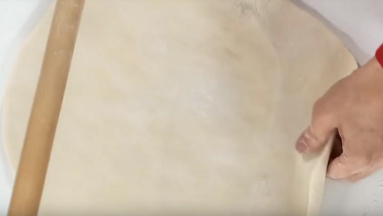 Roll out the dough as thin as possible.