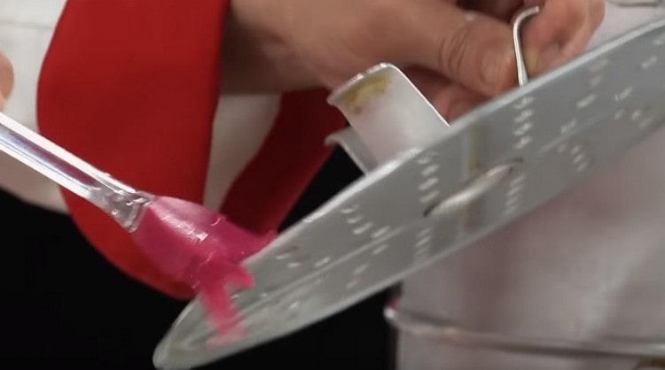 Grease the trays of the cooker with vegetable oil.