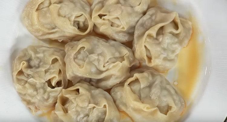 We transfer the finished manti to a plate.