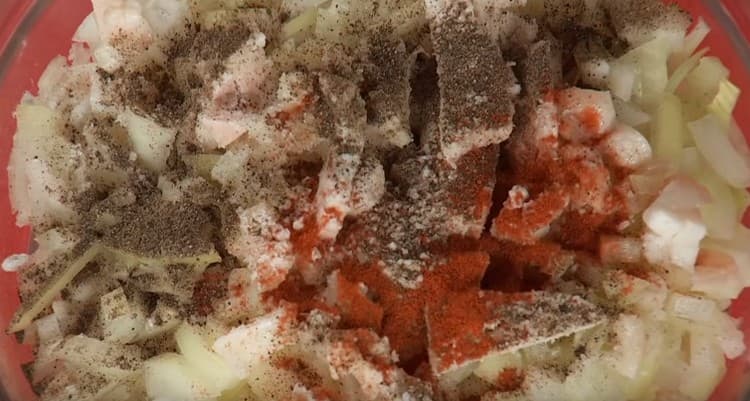 Add salt and spices to the minced meat.