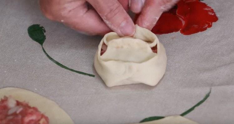 We put the mince on the dough and form manti.