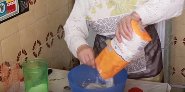 Pour flour into salted water and mix.