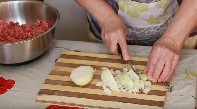 Finely chop the onion.