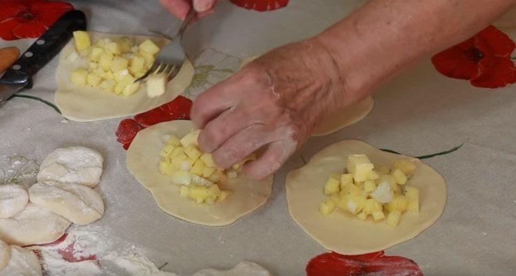 On top of the filling, add a piece of butter for the juiciness of the dish.