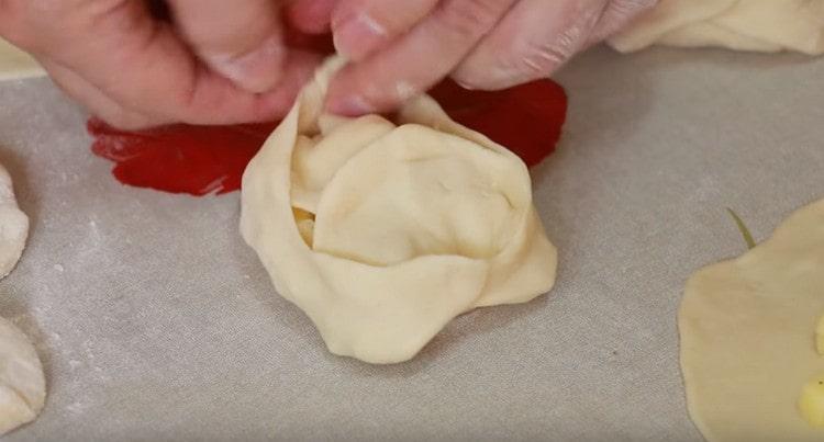 Carefully pinch the manti.