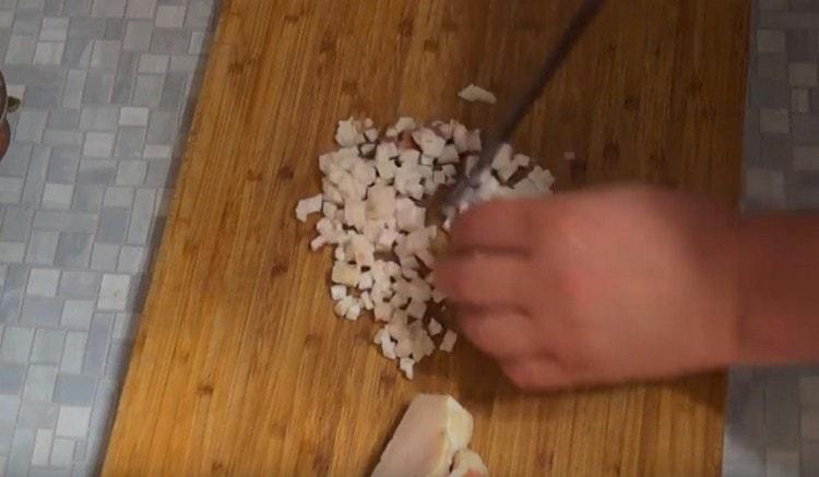 We cut a small piece of kurdyuk.