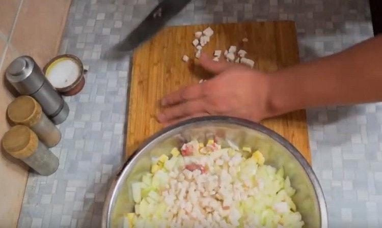 We shift kurdyuk a bowl with a stuffing.