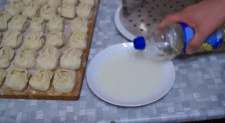 Pour vegetable oil into a plate.