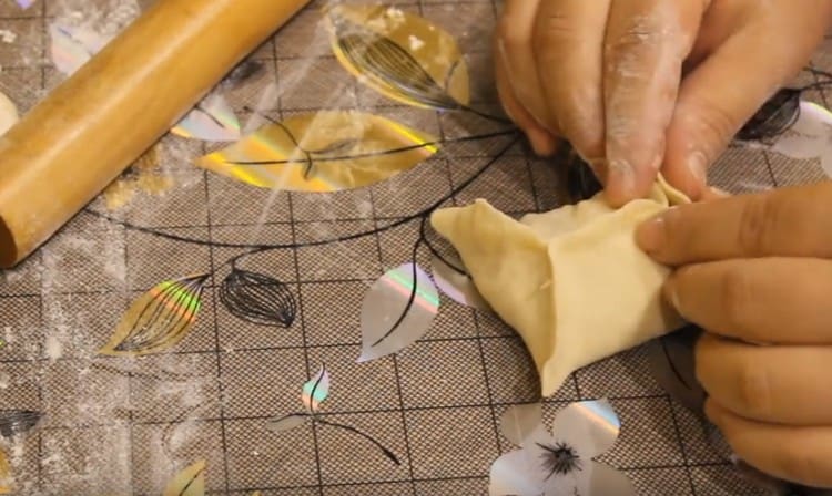 We pinch the edges of the cake so that we get a square.