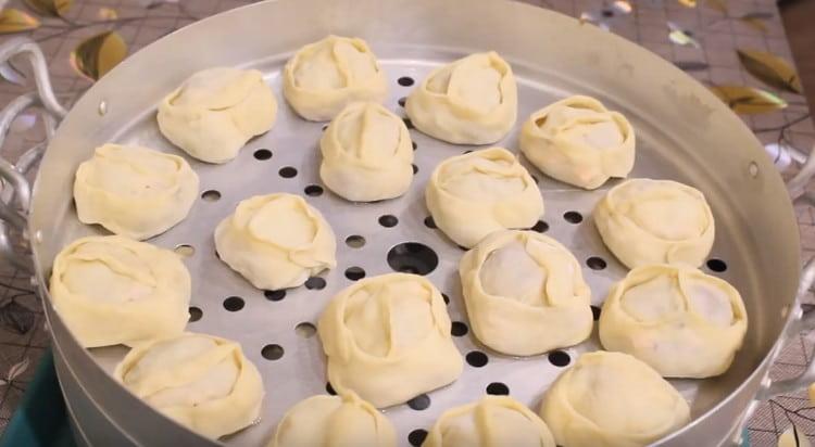 We spread the manti in the greased mantle pallets.