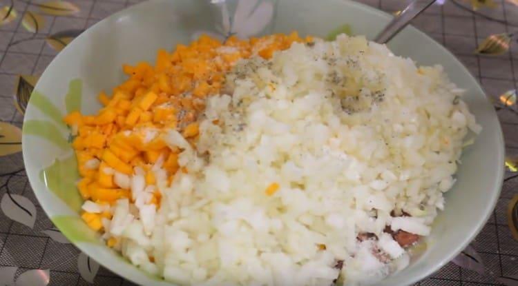Add onion and pumpkin to minced meat, salt, pepper.
