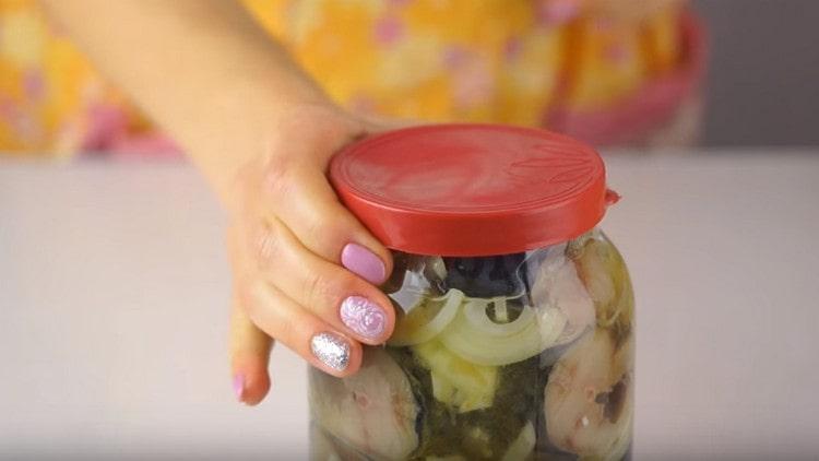 Having closed the jar, we leave the fish in the refrigerator for 8 hours.