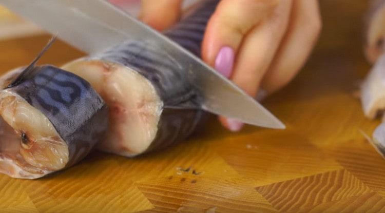 We wash the fish and cut into pieces.