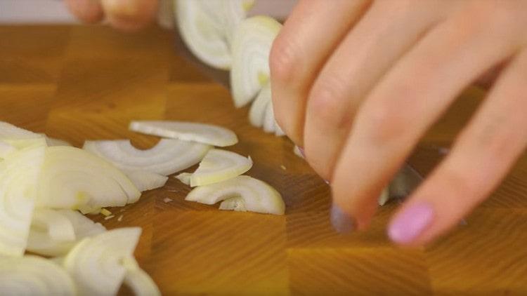 Cut the onion into thin half rings.