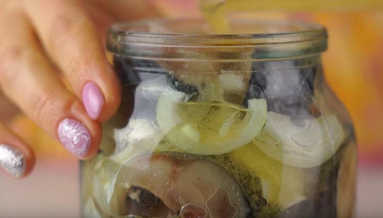 The resulting marinade pour fish in a jar.