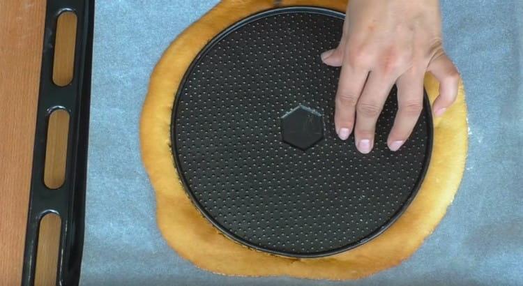 From the hot cake using the form we cut the workpiece.