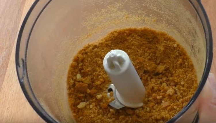Grind the cake slices with a blender into crumbs.