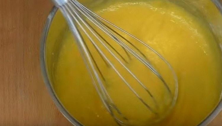 To prepare the cream, mix the eggs with sugar.