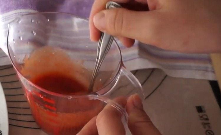 Add oregano, salt to tomato juice, mix.