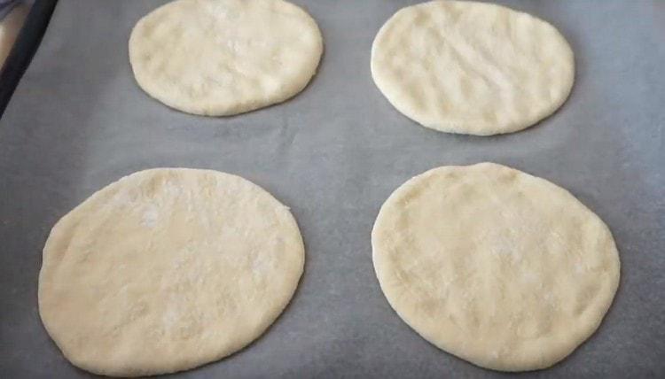 We spread the blanks on a baking sheet covered with parchment paper.