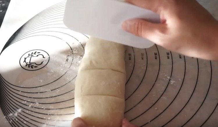 Divide the dough into 4 parts.