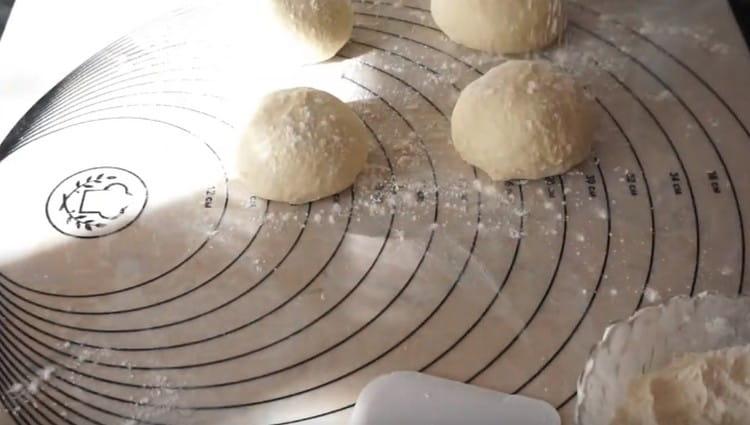 We roll each piece of dough into a ball and leave to approach.