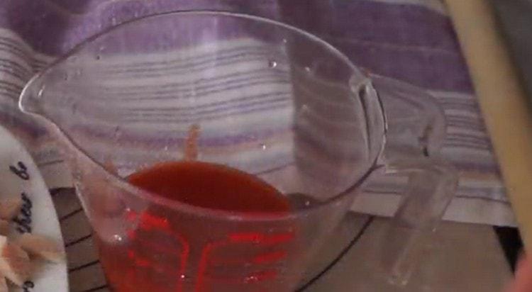 We will use tomato juice as a sauce.