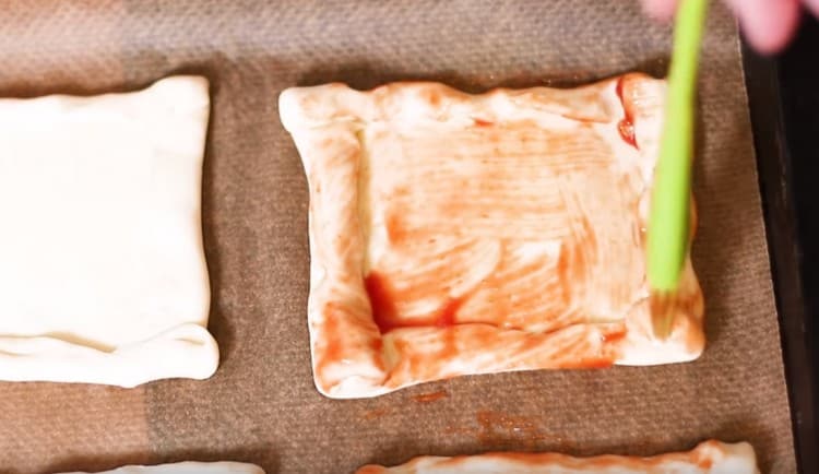 Grease the dough with ketchup.