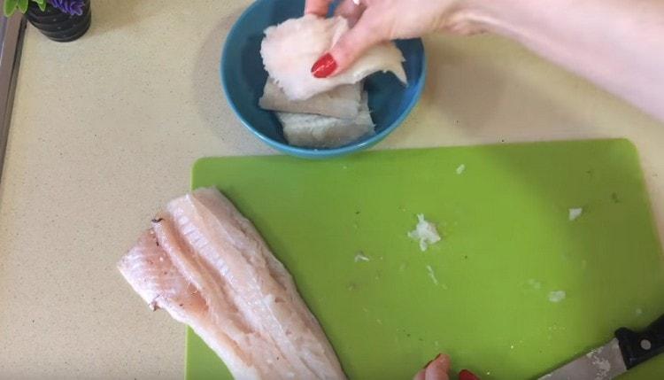 Cut the fillet into pieces.