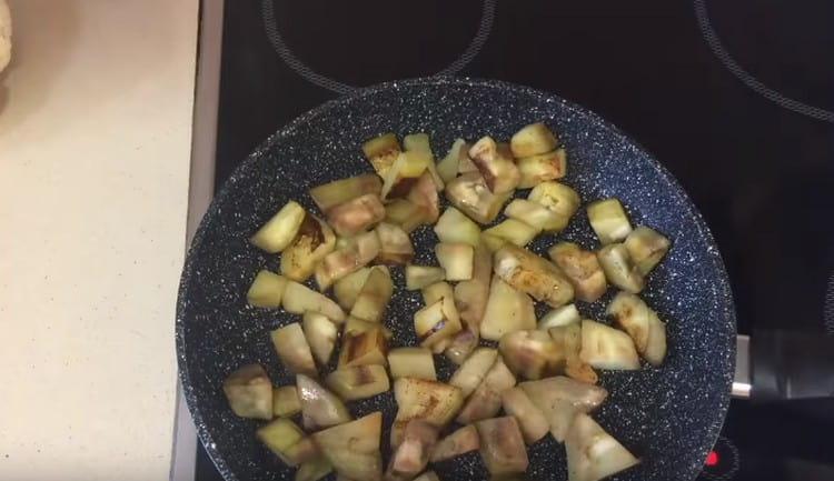 We spread the eggplant sliced ​​in pieces into a pan and fry.