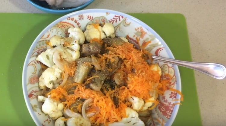 Combine all the fried vegetables, add dried garlic, salt.