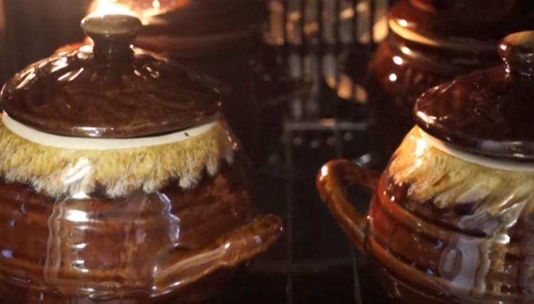 Covering the pots with lids, send them to the oven.