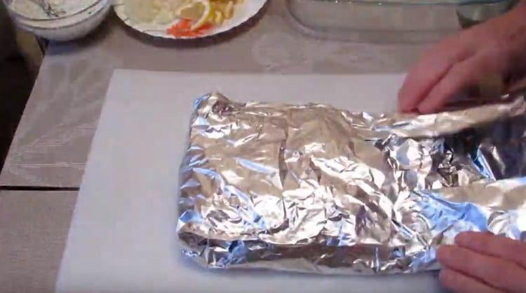 We wrap the foil with a tight envelope.