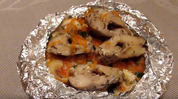 Pollock cooked in foil in the oven according to this recipe turns out to be juicy.