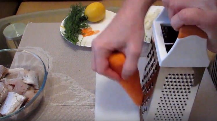 On a coarse grater, three carrots.