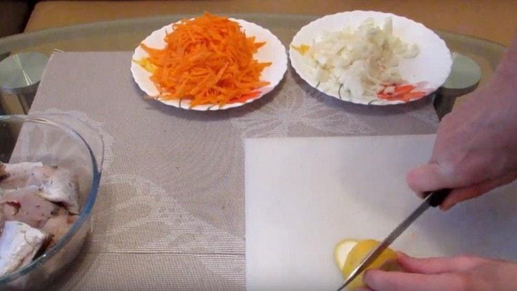 Cut the lemon into thin circles.