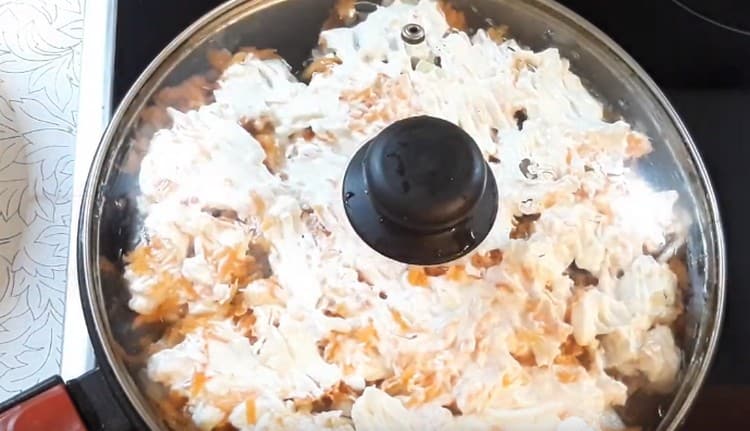 Stew the dish under the lid.