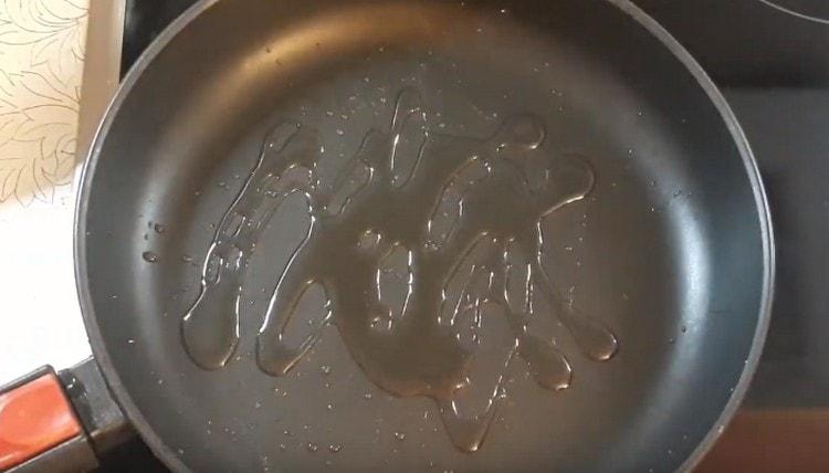 Heat the pan with vegetable oil.