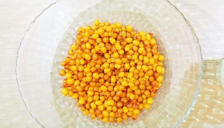 Thoroughly wash the sea buckthorn, choose sticks and garbage.